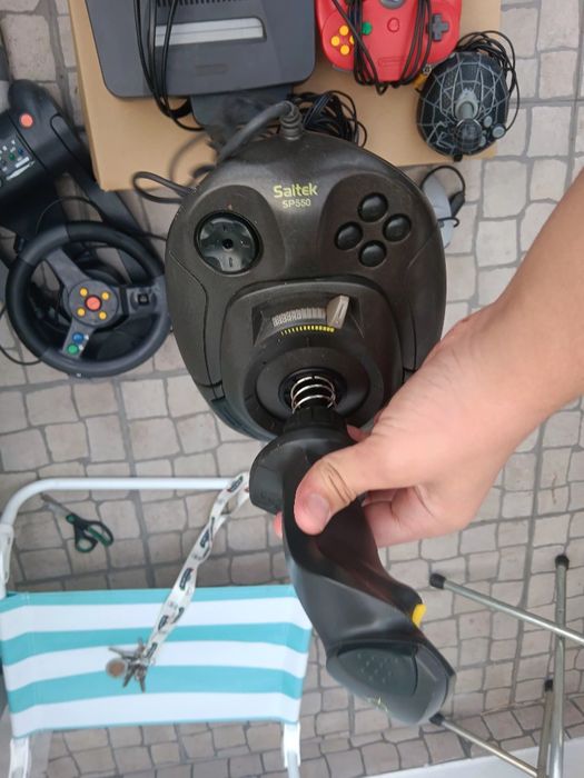 Vendo nitendo 64 com controlos64284491476738122