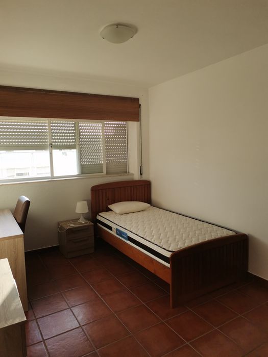 Quarto  individual em Évora Mobilado disponível,