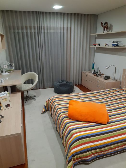 Carpete cinza pelo raso