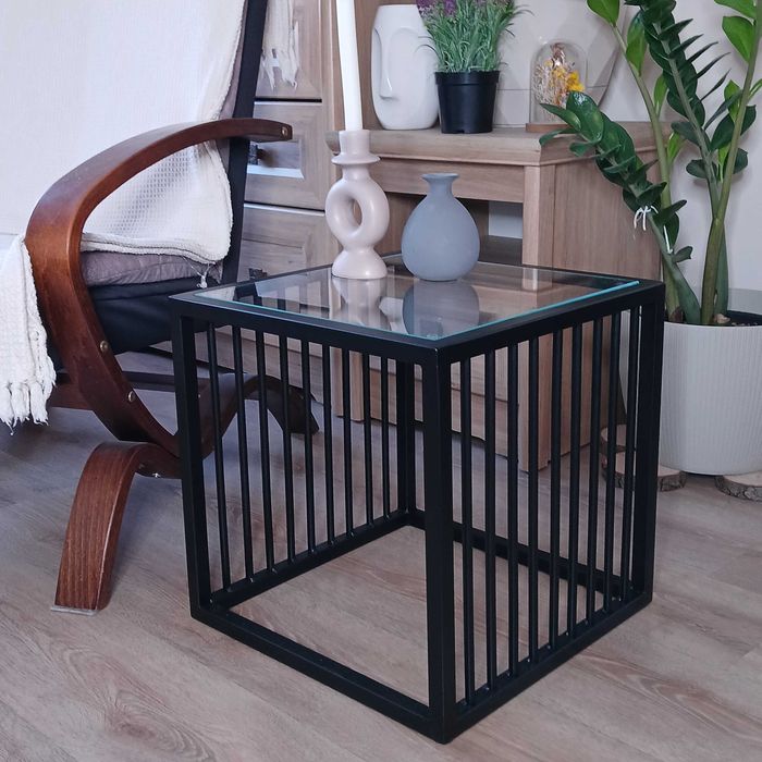 Metalowy stolik kawowy, nowoczesny, minimalistyczny ze szklanym blatem