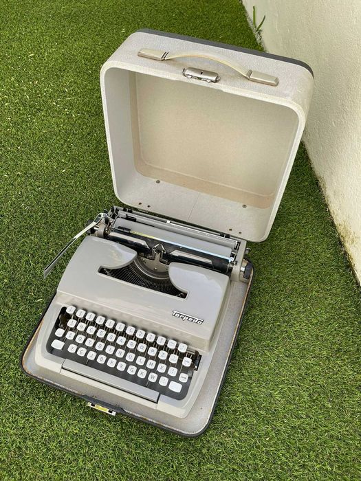 Telefone antigo com suporte em mármore