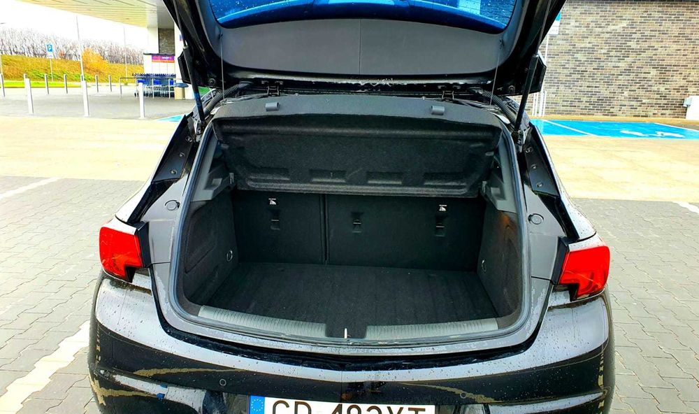 Opel Astra Wynajem/ Wynajem na lotnisku