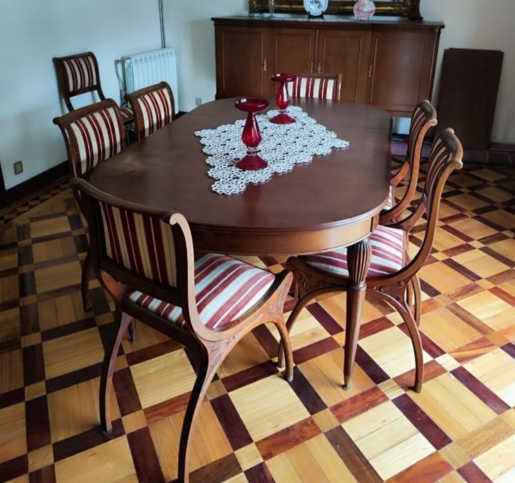 Conjunto mesa e cadeiras