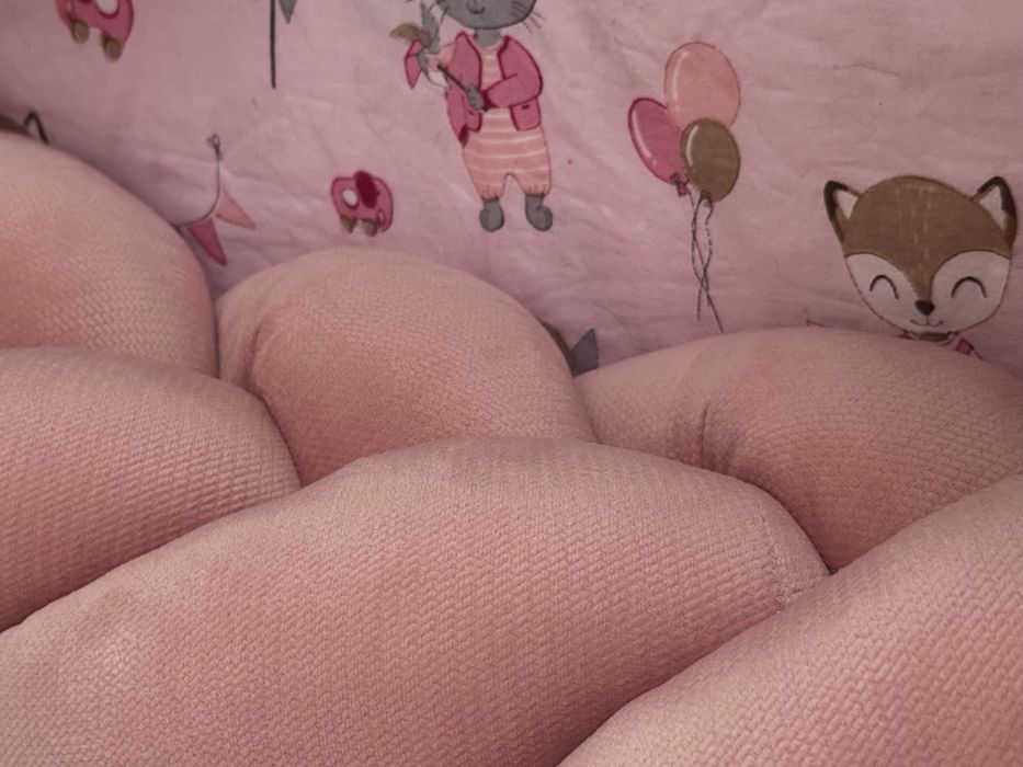 Warkocz ochronny do łóżeczka – pudrowy róż, ala welur