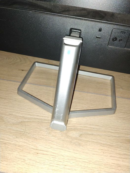 monitor Hp m27f FHD zbity włącza sie ,z niemiec, na czesci