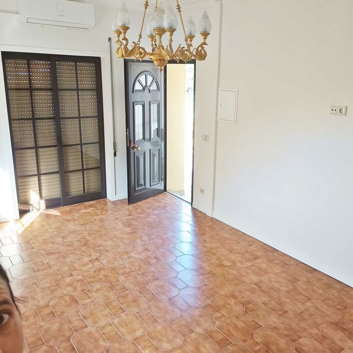Apartamento com 1 quarto, cozinha, jardim e estacionamento