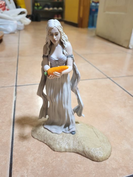 Прдам фигурку Даенерис.