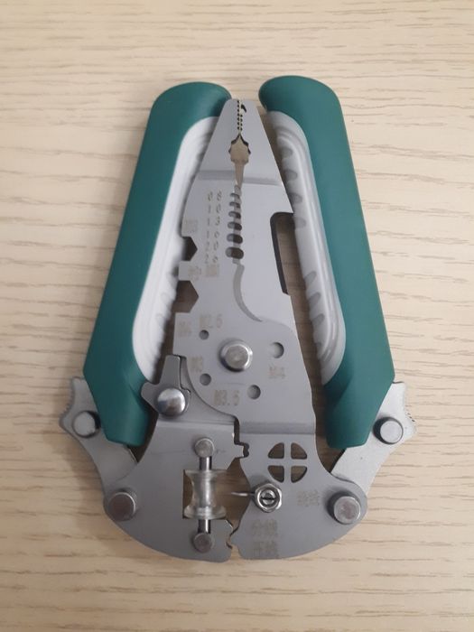 Плоскогубцы для электрика