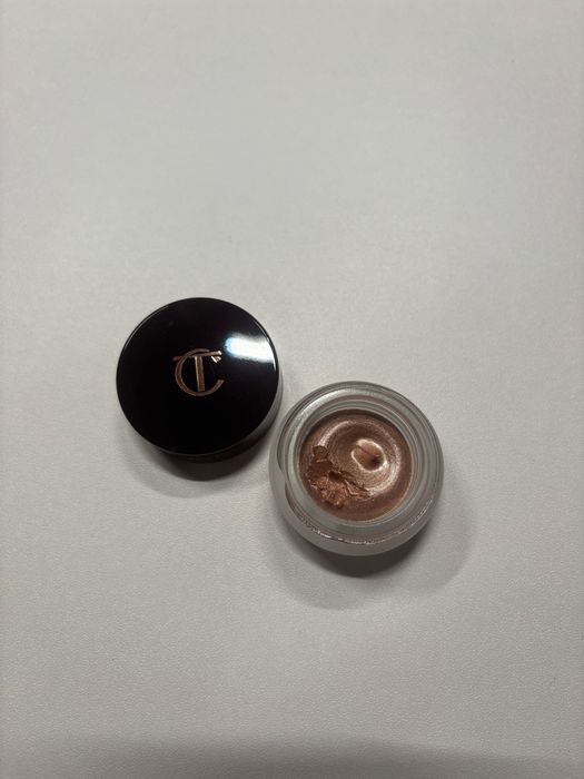 Charlotte Tilbury eyes to mesmerise “champagne”