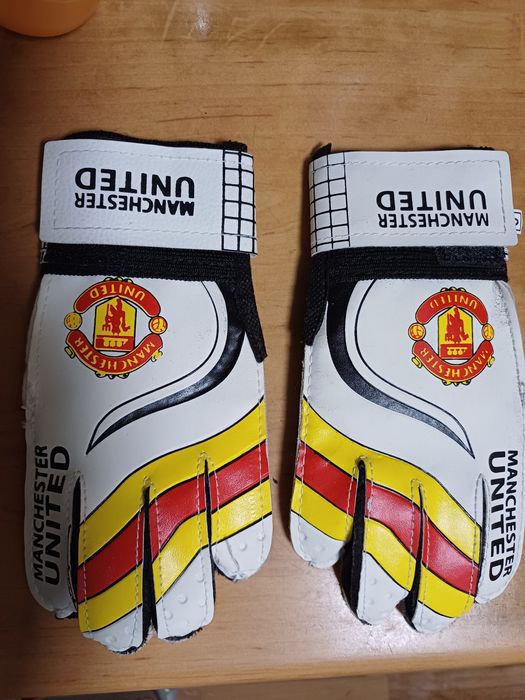 Футбольные перчатки Manchester United.  Детские футбольные перчатки.
