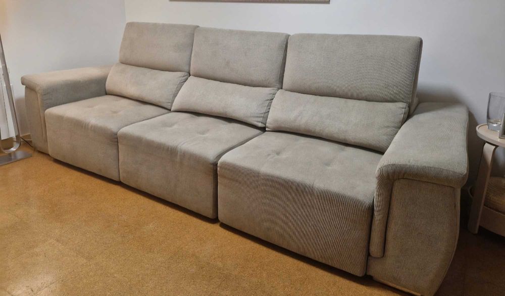 Sofá com três acentos extensíveis