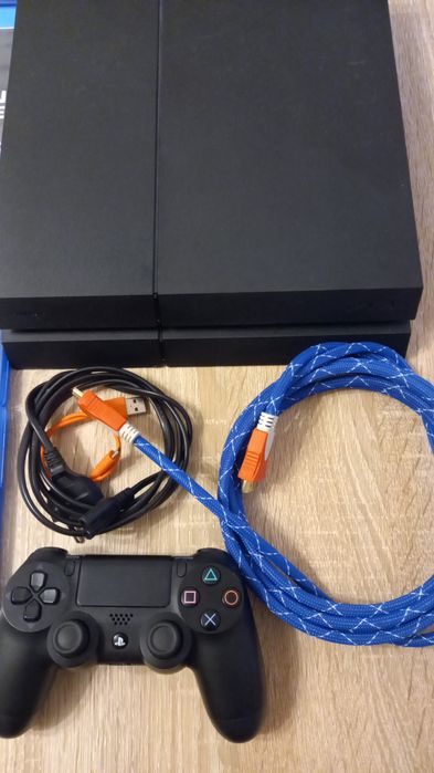 PS4, 500GB, 10 gier, 1 pad, okablowanie