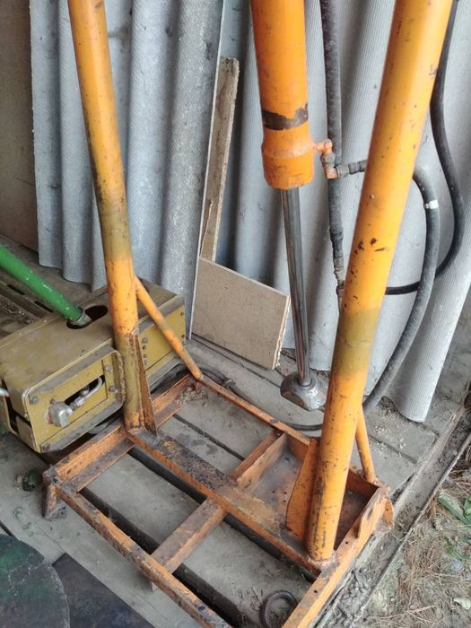 Прес гідравлічний ручний.