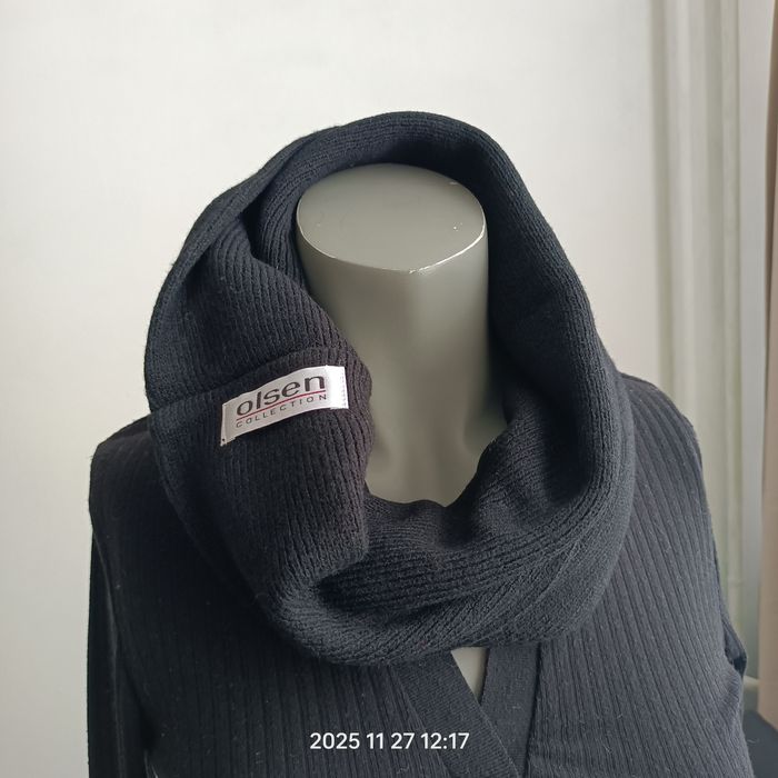 Czarny, ciepły komin unisex marki Olsen Collection.