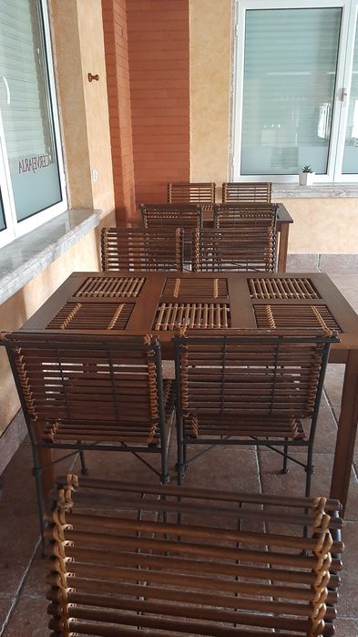 Mesa de madeira  muito bonita à de 4lugares só a mesa 50euros   de duas e à uma de 6 pessoad