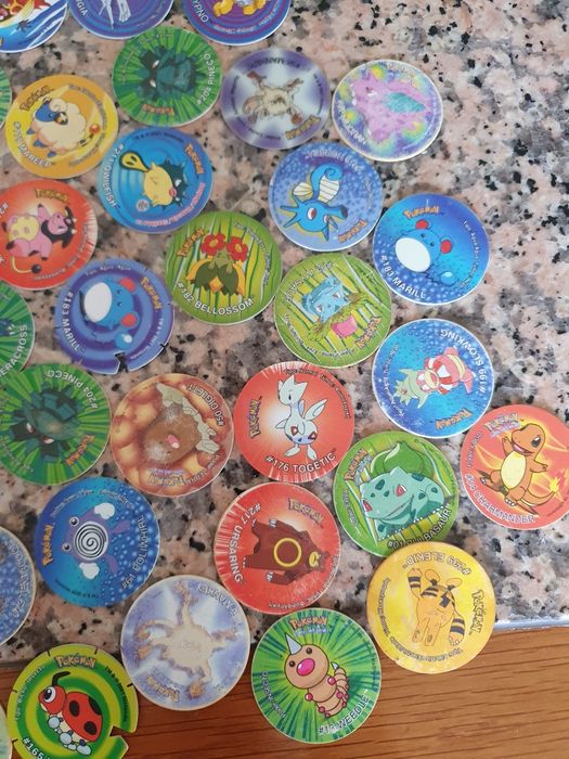 Vendo tazos, pokemon e beyblades antigos