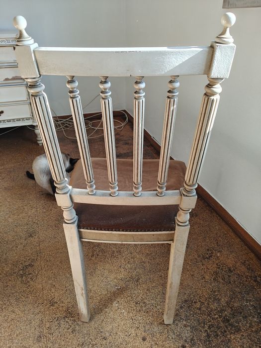 Cómoda, espelho e cadeira