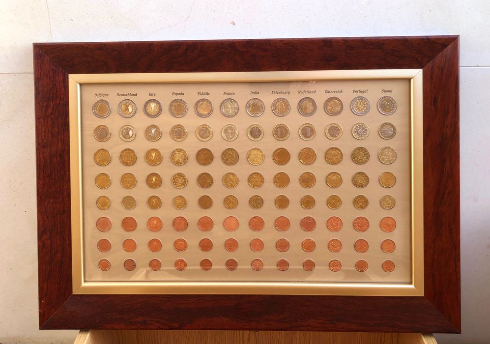 Quadro com Coleção Oficial de 96 Moedas de Euro (Ano 2002) c/ Certificado (Galeria do Colecionador)