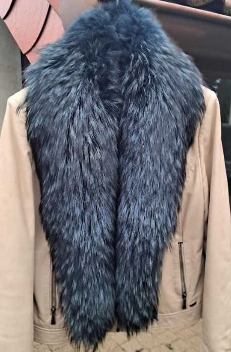 duży, sięgający do pasa, naturalny kołnierz z jenota