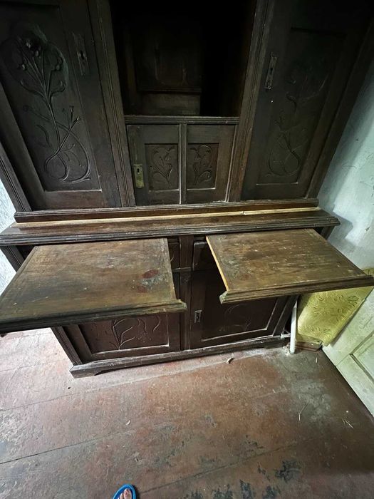 Антикварна шафа з різьбленням (початок XX століття, стиль модерн)