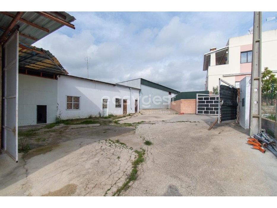 Armazém com 854 m2 em terreno de 1586 m2 em Fundo - Amaro Gonçalves