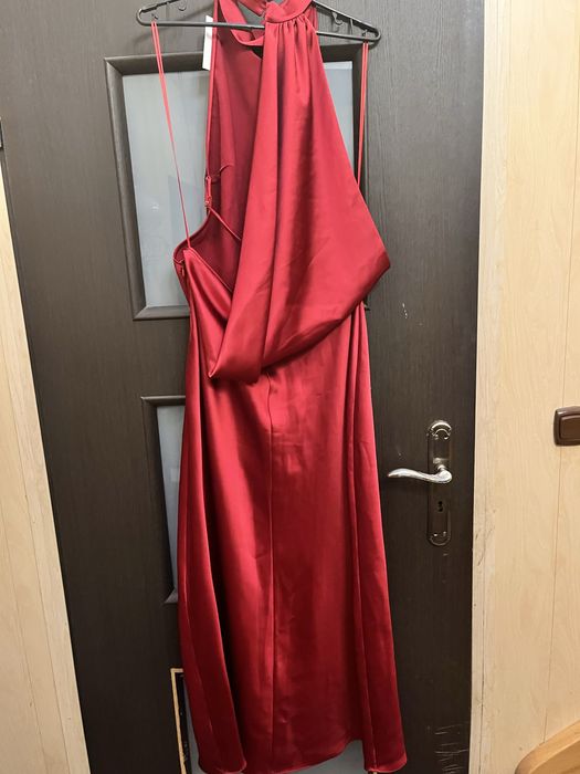 Piekna czerwona sukienka