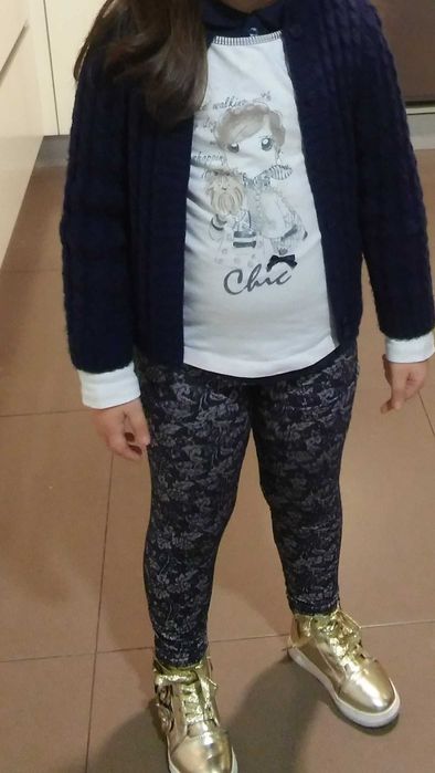 Botas menina e sapatilhas