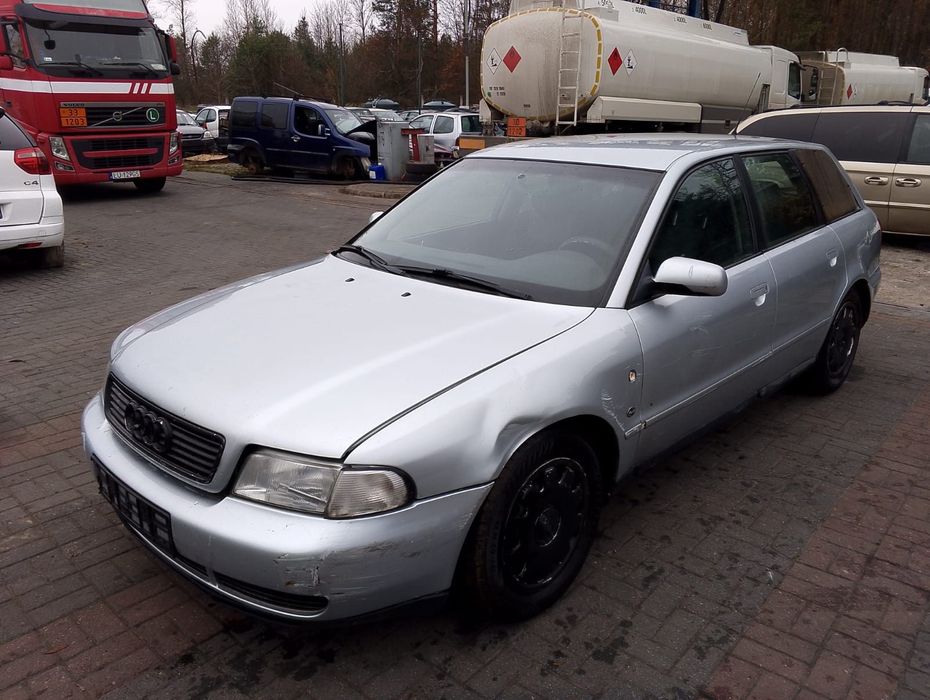 Audi A4 B5 (94-97r.) 1.6 B 100KM. Silnik AHL Skrzynia DCM lakier LY7M. Cały na części. GWARANCJA !!!  Przód Tył Zestaw Komplet Drzwi Klapa Zderzak Błotnik Maska Grill Atrapa Szyba Pas Lampa Lusterko Boczki Fotel Kanapa Kokpit Deska Rozdzielcza Przełącznik