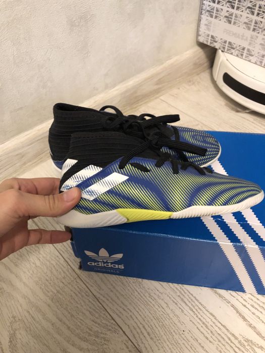 Футзалки adidas.