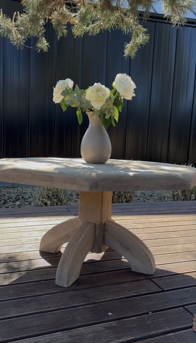 Masywny osmiokątny stolik kawowy z litego dębu