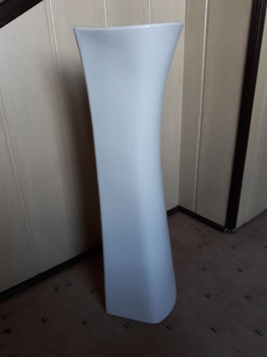 Postument pod umywalkę .