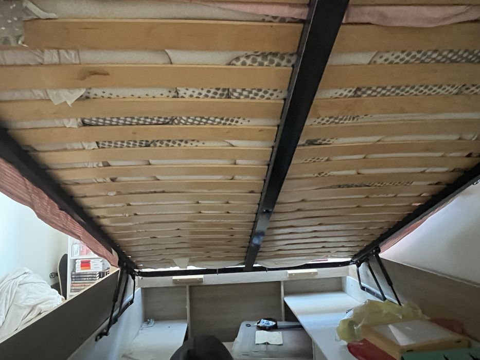 Cama(+ colchão ortopédico)de casal 183cmX133cm, arrumação e biblioteca