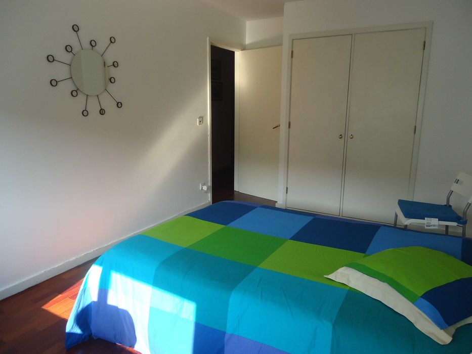 Bom quarto individual, espaçoso, luminoso em zona tranquila