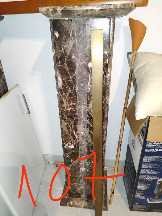 Colunas em mármore com barra em latão