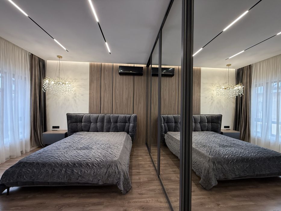 Продам кутовий котедж, в центральній частині міста.