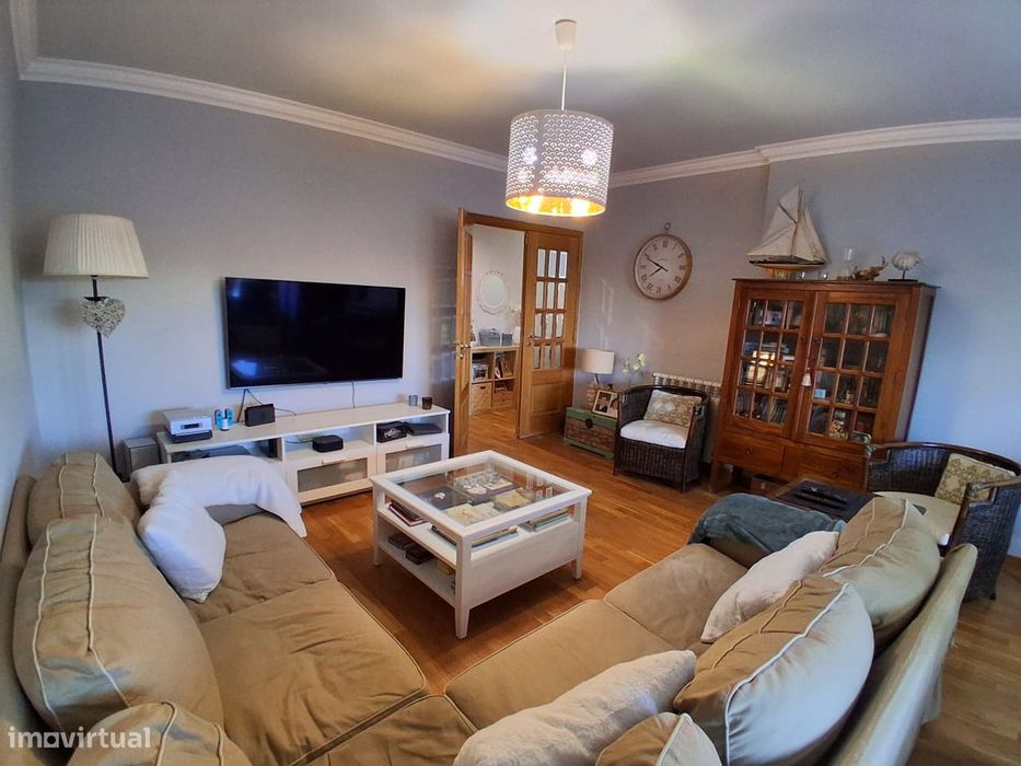 Apartamento T3 com varanda em Carcavelos