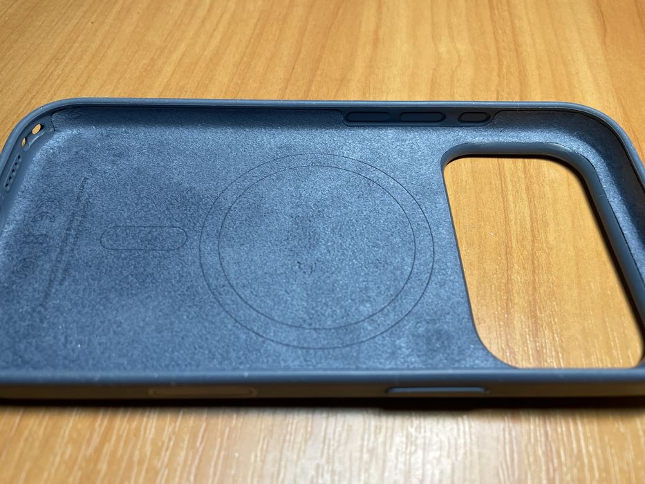 Оригінальний чохол на Iphone 17Pro з MagSafe