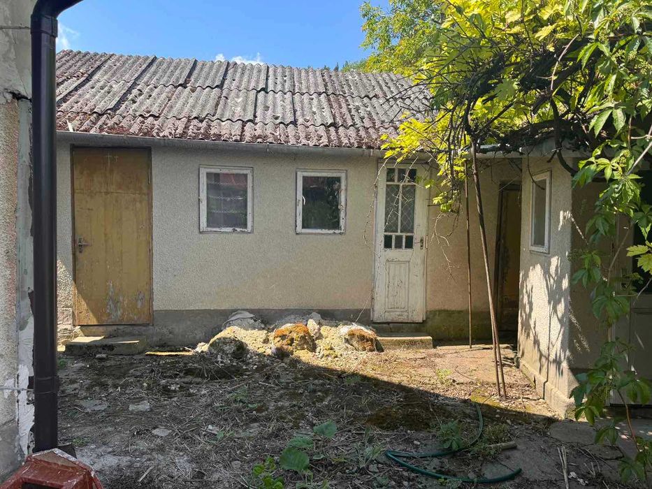 Будинок з ділянкою біля парку