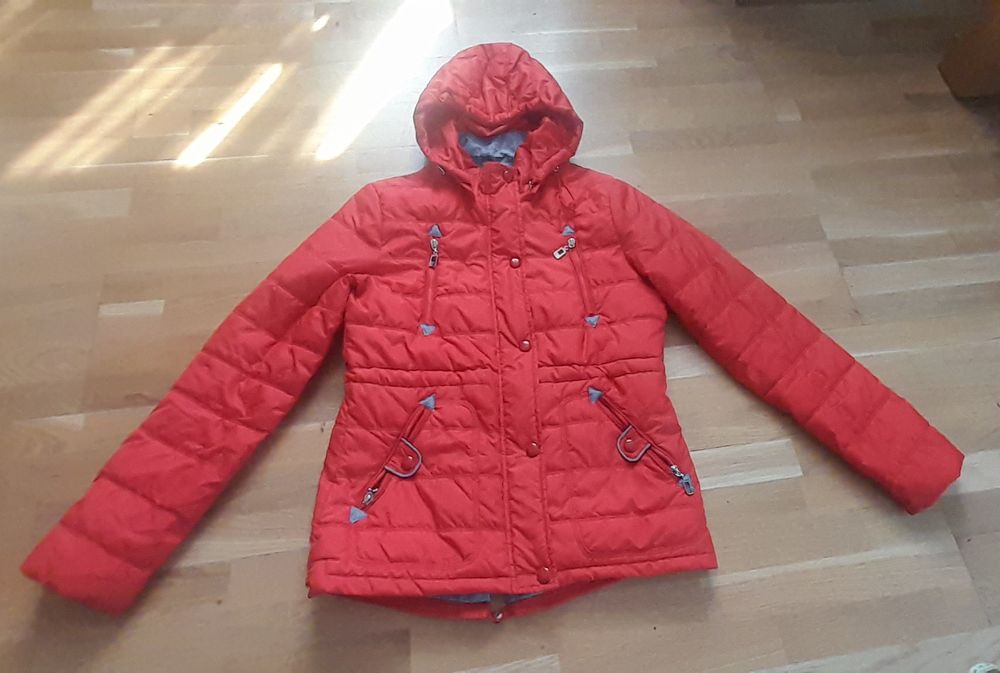 Czerwona kurtka z kapturem