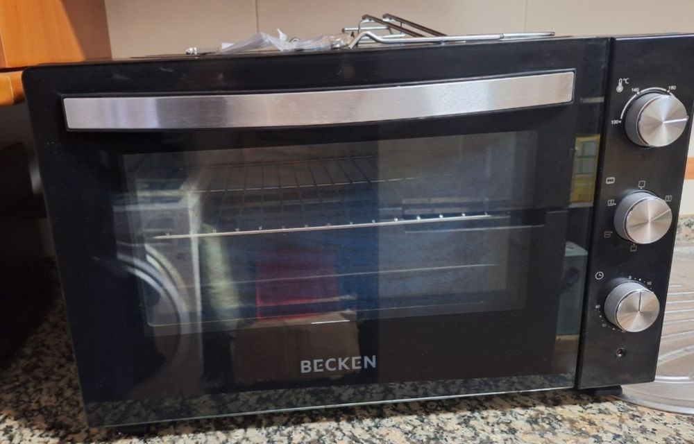 Mini-forno elétrrico marca Becken,  com capacidade de 60 litros  de 2200 W