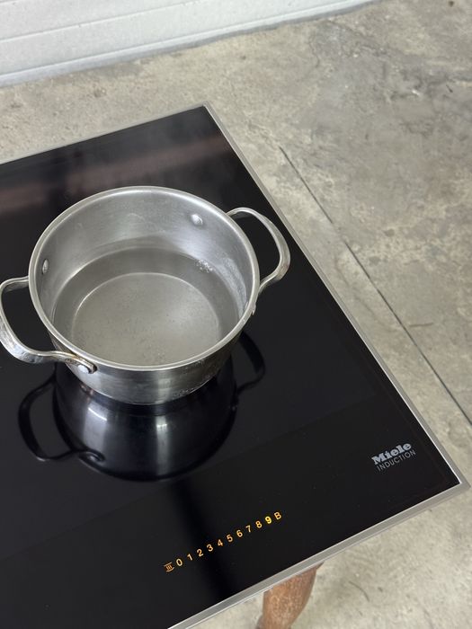 Miele KM 7667 FR — преміальна індукційна поверхня з алюмінієвою рамкою.