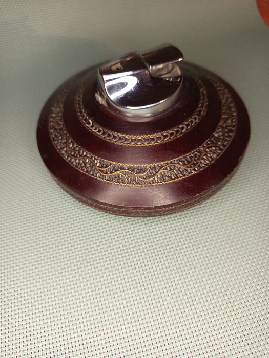 Zabytkowa zapalniczka Ronson z podstą mahoniową i rzeźbionym wzorem,