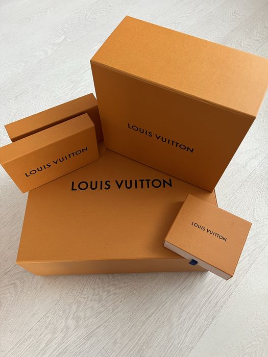 Пакети, коробки Louis Vuitton, Hermes