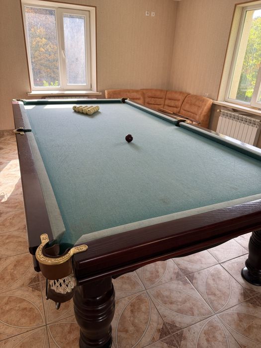 Більярдний стіл