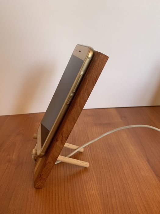 Suporte para telemóvel em madeira