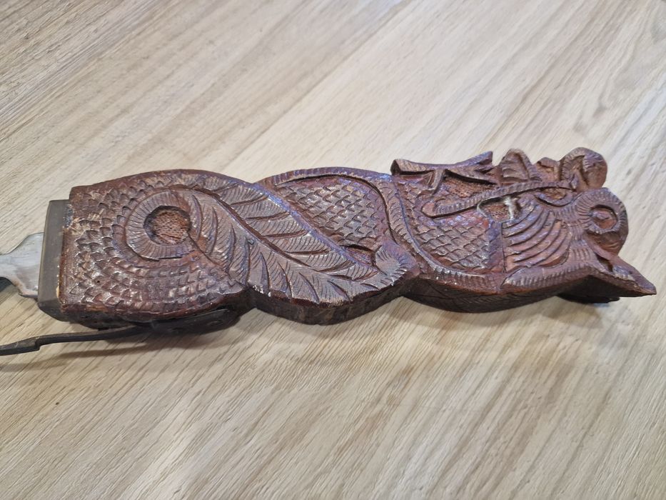 Conjunto artesanal faca e garfo com bainha em madeira entalhada