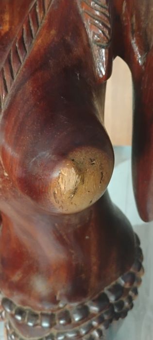 Duża figura z egzotycznego drewna