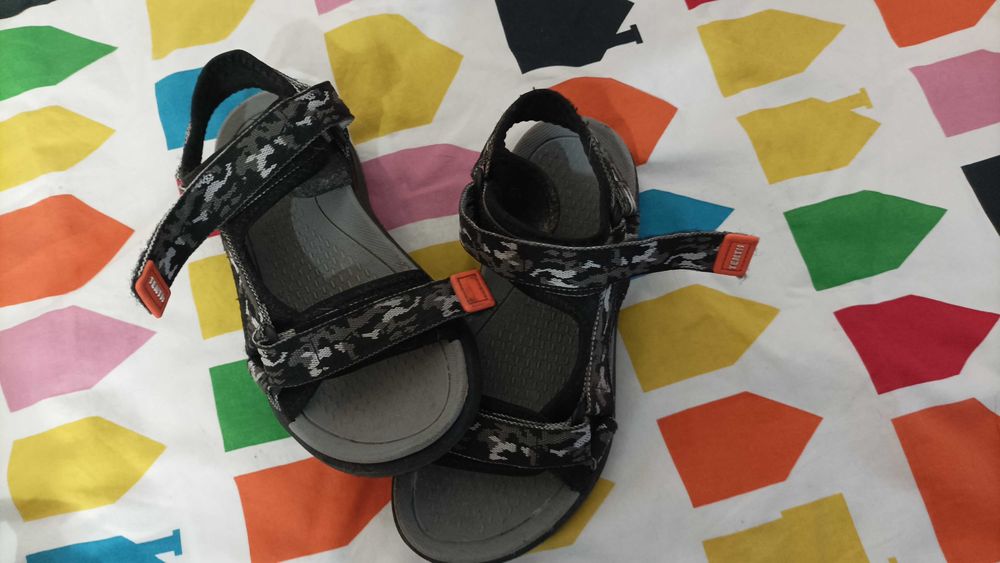 Sandálias rapaz tamanho 30