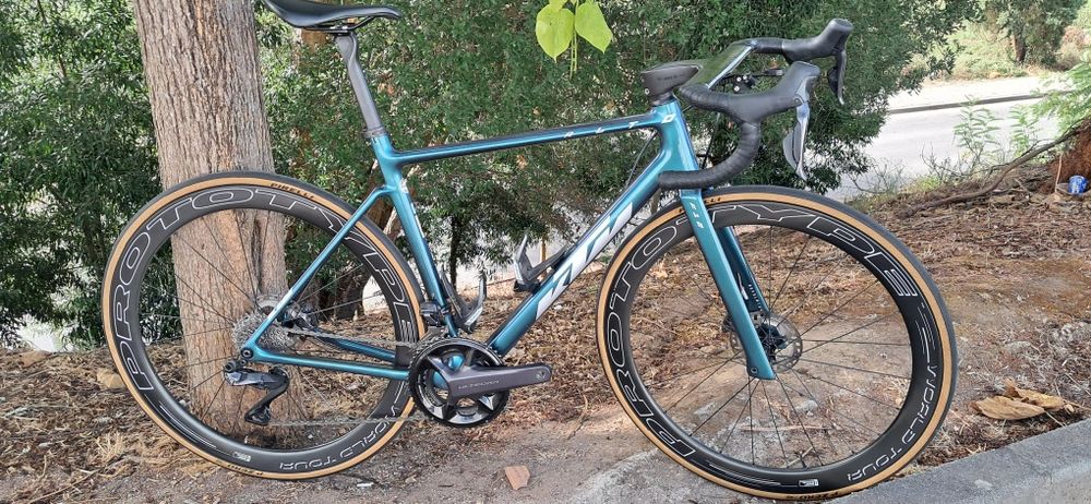 Ktm revelator com ultegra di2 e rodas carbono