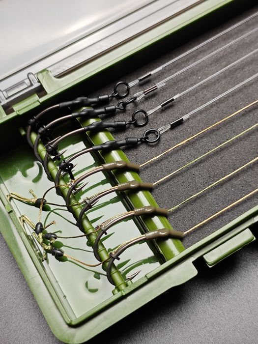 Zestaw przyponów 8 sztuk Ronnie Rig #4 Blow Back Rig + piórnik